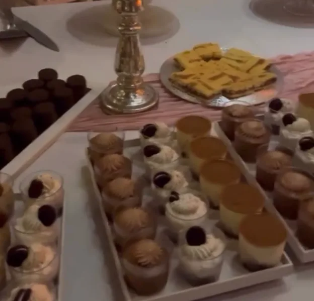 Mesa dulce con postres en vasitos y candelabro plateado, El Rocío, Azul