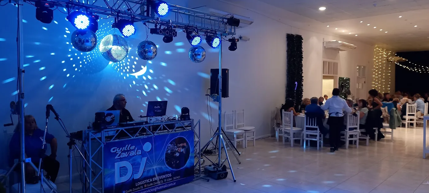 La pista con luces, bolas de espejo y DJ, El Rocío, Azul