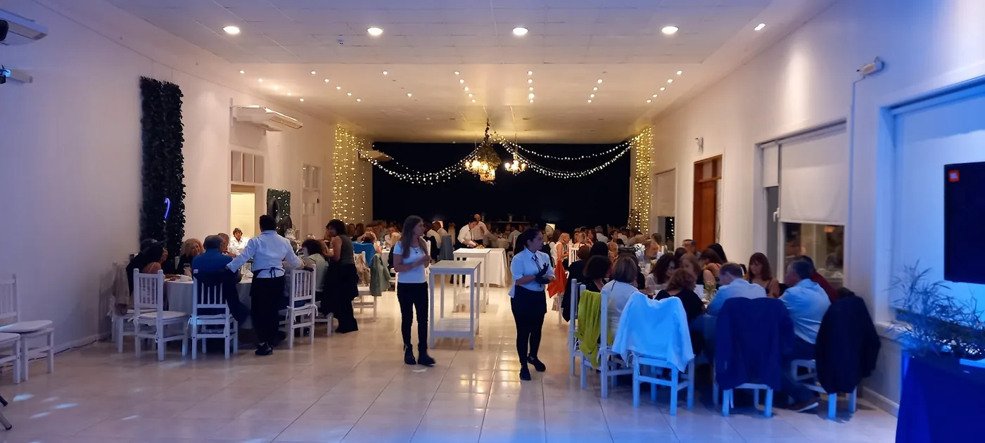 El salón lleno, con guirnaldas de luces y entelado negro, El Rocío, Azul