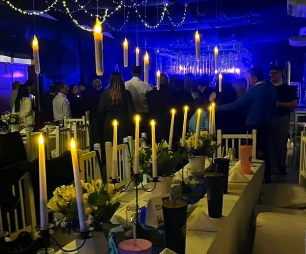Velas suspendidas sobre la mesa